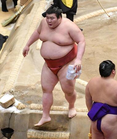 　分厚い懸賞を手に引き揚げる熱海富士（撮影・開出牧）