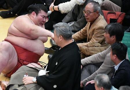 【写真】熱海富士が土俵下で倒れ込んだ先に　背筋をピンと伸ばした元プロ野球選手がいた！