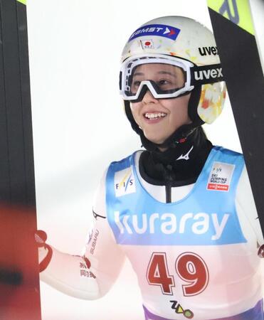 １本目のジャンプを終えて笑顔をみせる丸山希