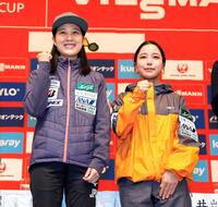 　記者会見で写真に納まる丸山希（左）と高梨沙羅