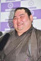 引退会見で笑顔を見せる大奄美（撮影・開出牧）