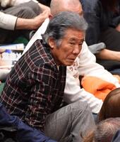 　大相撲観戦する西岡徳馬（撮影・開出牧）