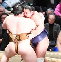 王鵬とがっぷり四つに組み鬼気迫る表情の豊昇龍（撮影・開出牧）
