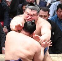 義ノ富士（手前）を突っ張りで攻める高安（撮影・開出牧）