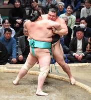 　霧島（右）を寄り切りで破った琴桜（撮影・開出牧）