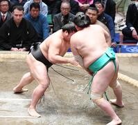 一山本（右）を押し出しで破った若元春（撮影・開出牧）