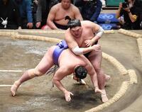 　欧勝海（左）を突き落としで破った阿炎（撮影・開出牧）