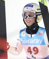 １本目のジャンプを終えて笑顔をみせる丸山希