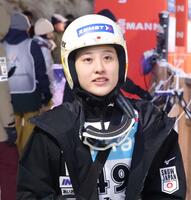 １本目のジャンプを終えた丸山希