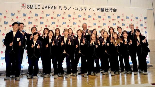 　五輪壮行会に出席したアイスホッケー女子日本代表「スマイルジャパン」とアレックス・ラミレス理事