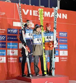 　表彰台の中央で笑顔の丸山希