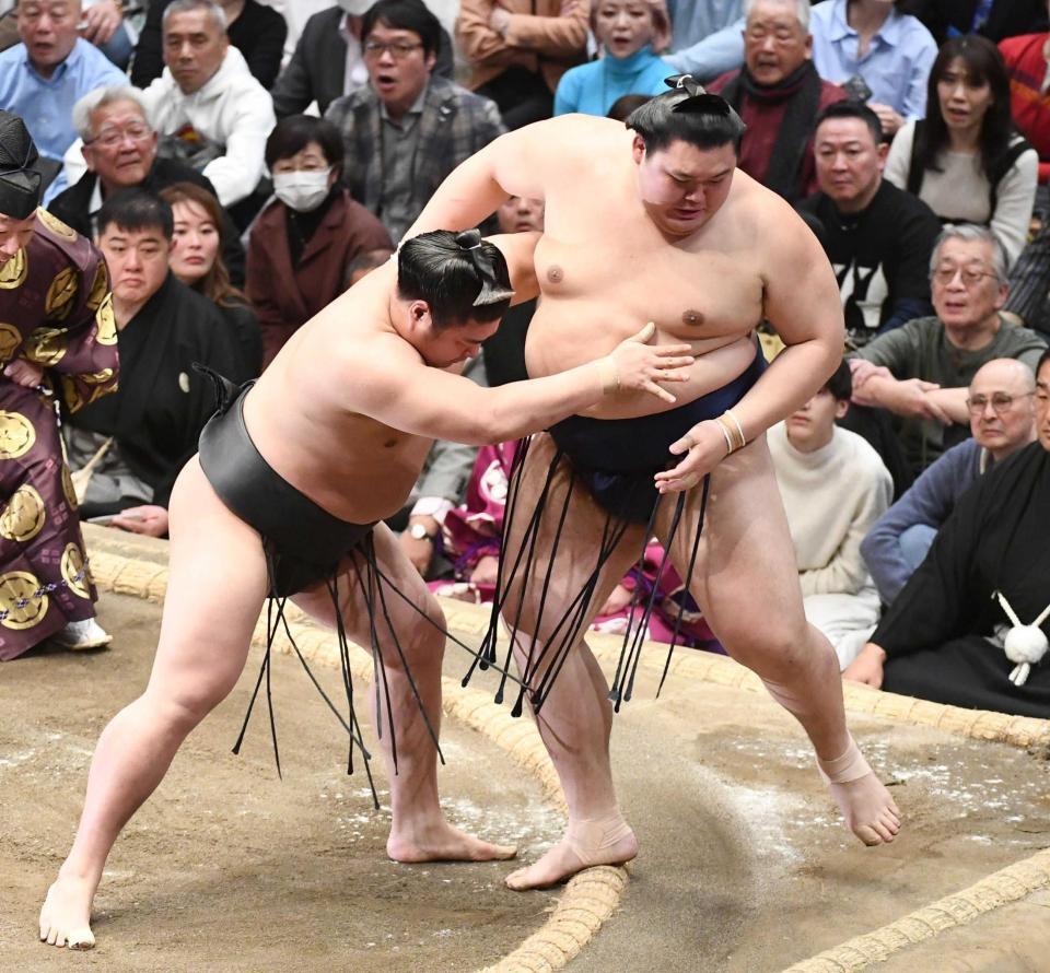 　寄り切りで若元春（左）に敗れ３敗目を喫した大の里（撮影・園田高夫）