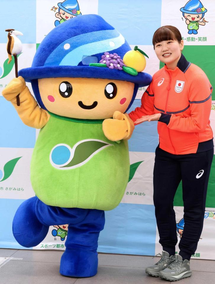 　相模原市のキャラクターと記念写真に納まる小谷優奈