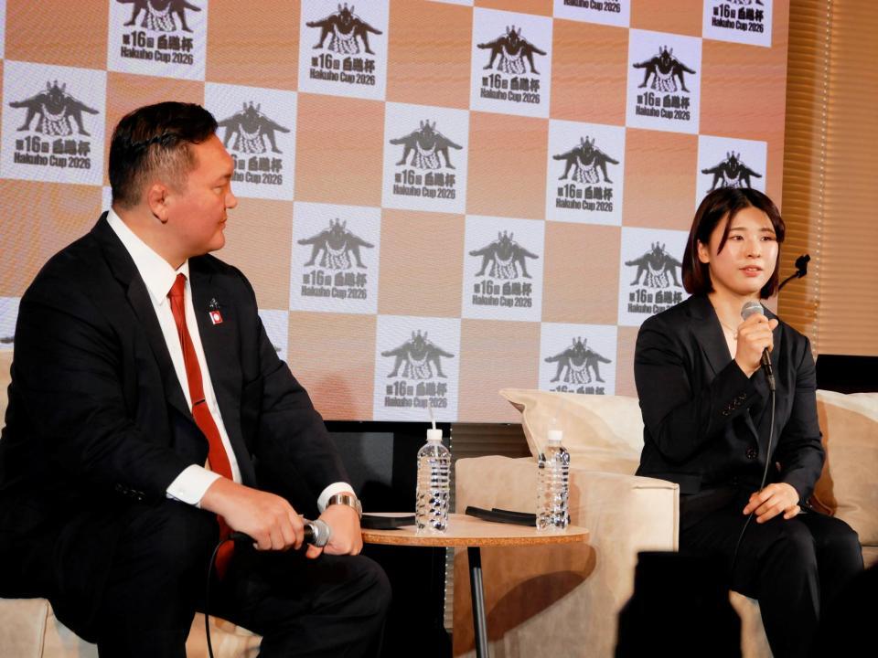 長谷川理央さん（右）とトーク企画に臨む白鵬翔さん