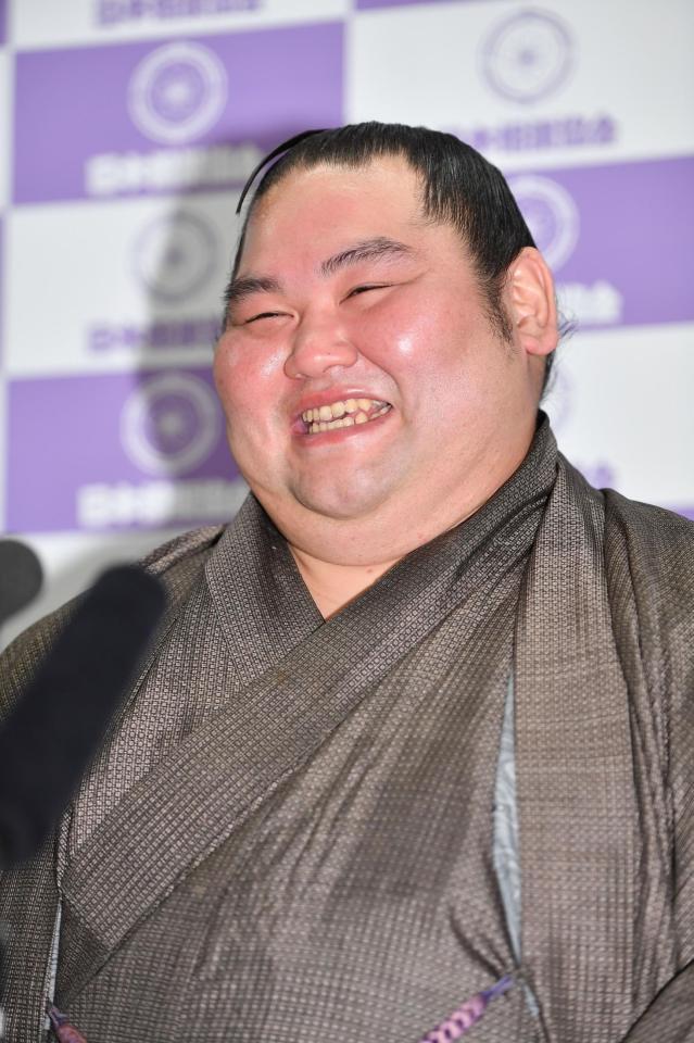 引退会見で笑顔を見せる大奄美（撮影・開出牧）