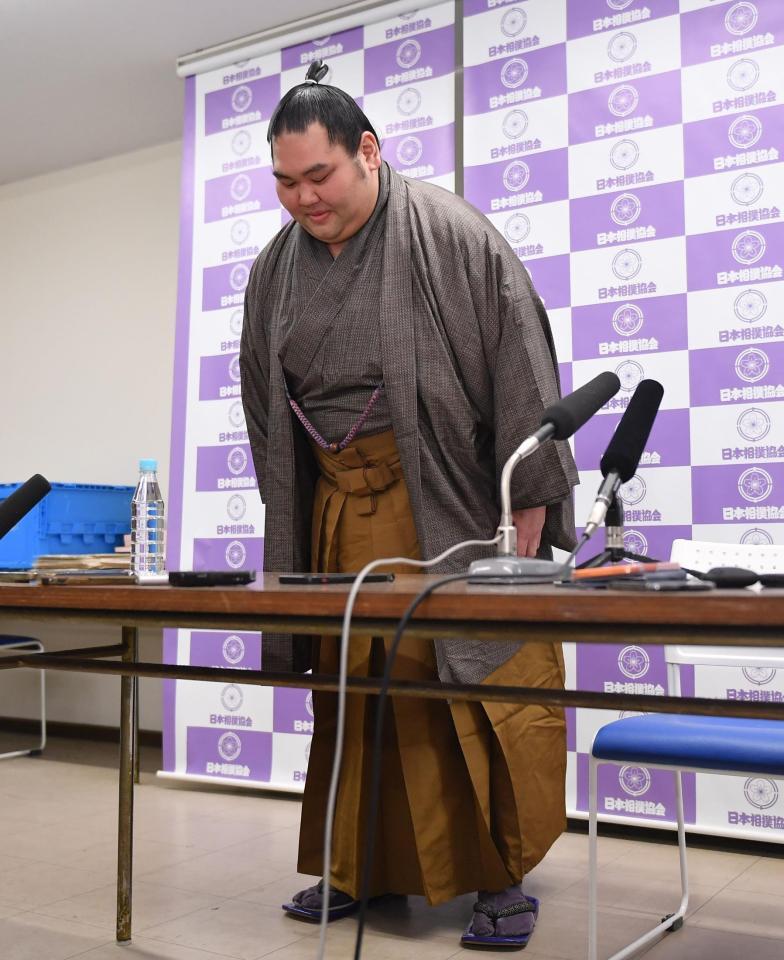 引退会見であいさつし一礼する大奄美（撮影・開出牧）