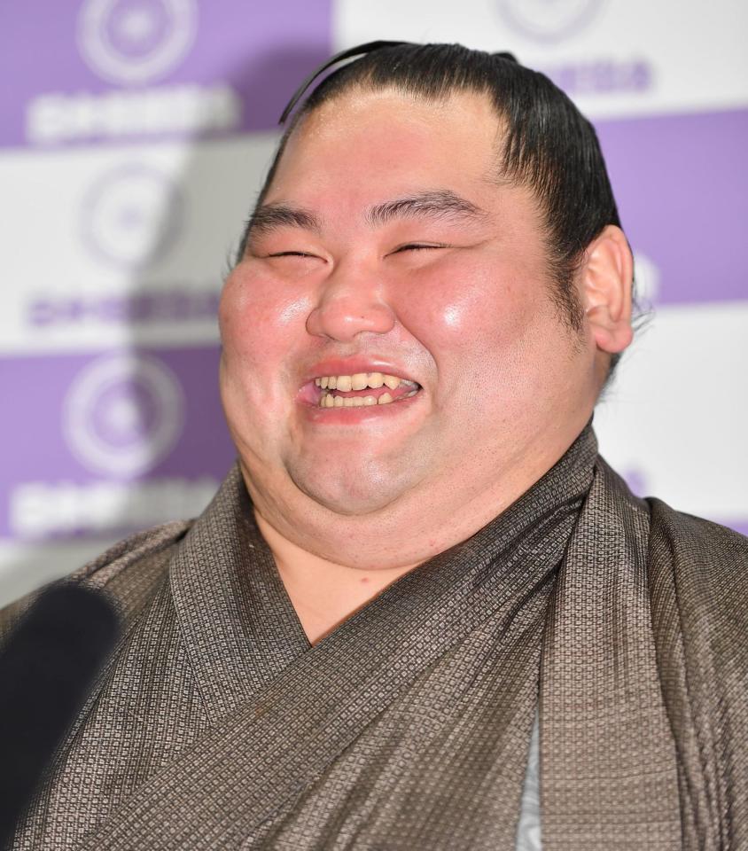 引退会見で笑顔の大奄美（撮影・開出牧）