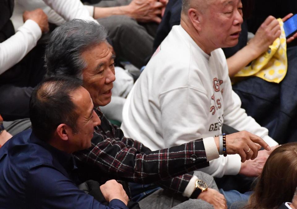 　大相撲観戦する西岡徳馬（撮影・開出牧）