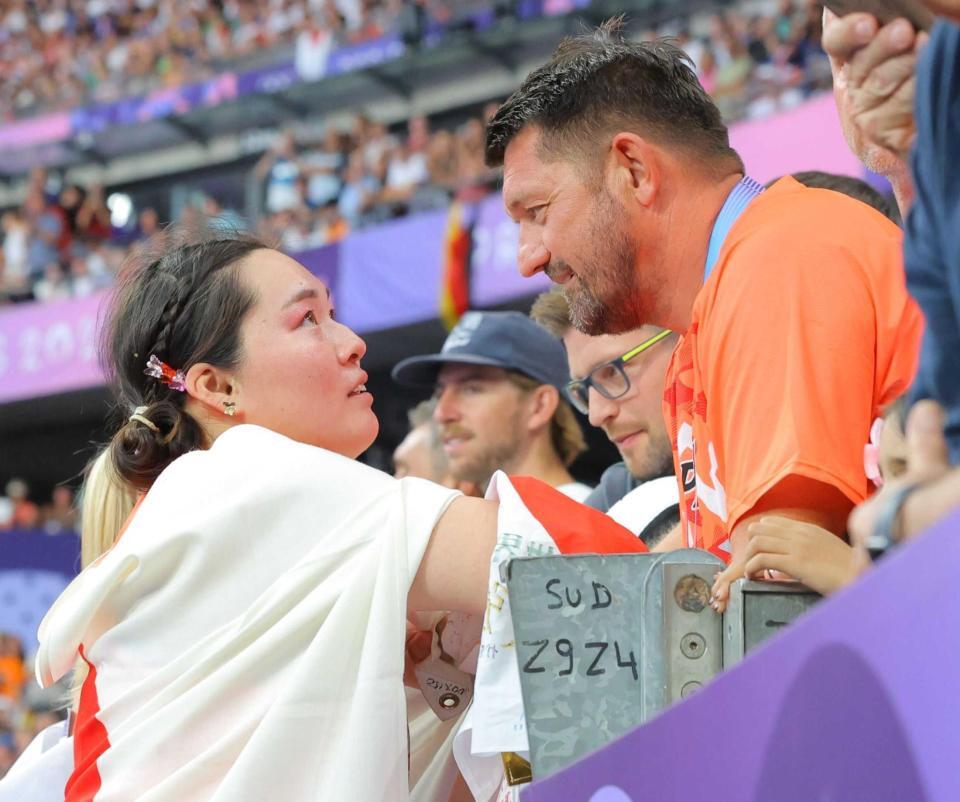 　金メダルを獲得した北口榛花（左）を祝福するセケラックコーチ（２４年８月撮影）