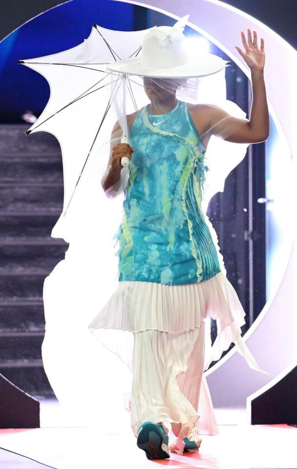 女子シングルス１回戦に、白で統一された傘、帽子姿で登場する大坂なおみ＝メルボルン（ゲッティ＝共同）