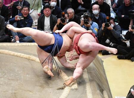 　同体で取り直しとなった大の里（左）と熱海富士の一番（撮影・開出牧）