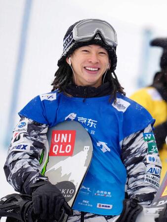 　スノーボードＷ杯ハーフパイプ開幕戦で優勝し、笑顔の平野歩夢＝２５年１２月（共同）