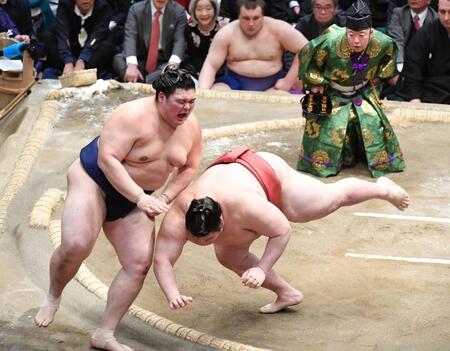 　大の里（左）を押し出しで破った熱海富士（撮影・開出牧）