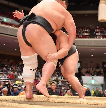 栃丸（左）を渡し込みで破った炎鵬（撮影・開出牧）