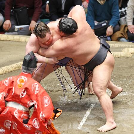 安青錦（左）が下手投げで伯乃富士下す