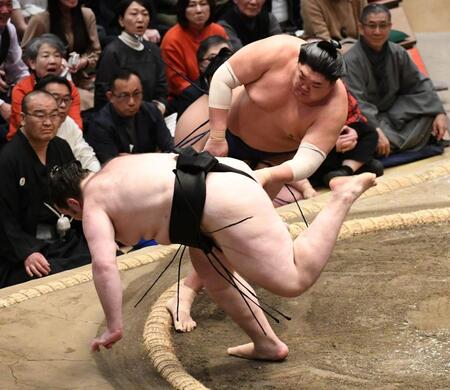 突き落としで獅司（手前）を破り、２敗対決を制した阿炎（撮影・佐藤厚）