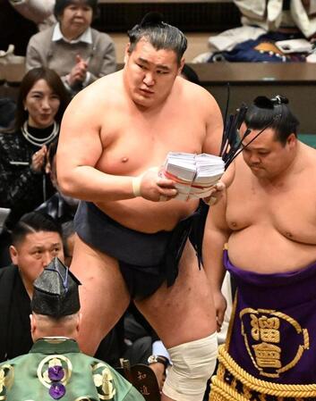 高安を下し、懸賞を手にする豊昇龍