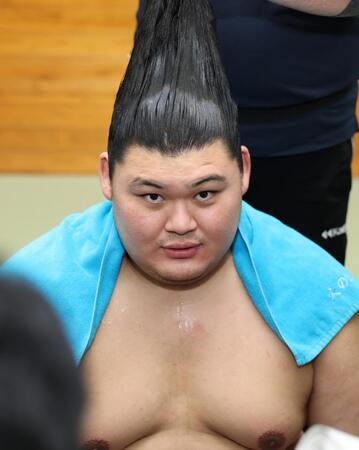 支度部屋で取材に応じる大の里