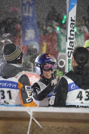 ジャンプ後、チームメートとハイタッチする高梨沙羅