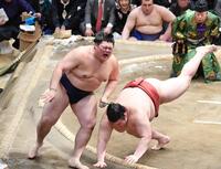 　熱海富士（右）に押し出しで敗れ悔しがる大の里（撮影・開出牧）