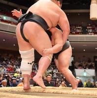 栃丸（左）を渡し込みで破った炎鵬（撮影・開出牧）