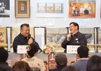 相撲博物館でトークショーを行う三保ケ関親方（左）と竹縄親方（撮影・開出牧）