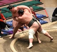 島津海（右）に寄り切りで敗れた寿之富士（撮影・佐藤厚）