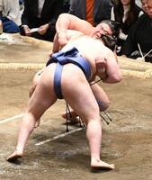 伯乃富士（奥）を下手投げで下し、２敗を守った安青錦（撮影・佐藤厚）