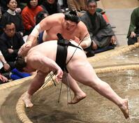 突き落としで獅司（手前）を破り、２敗対決を制した阿炎（撮影・佐藤厚）