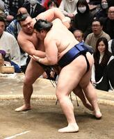 霧島（左）を寄り切りで下し、連敗を３でストップした大の里＝両国国技館（撮影・佐藤厚）