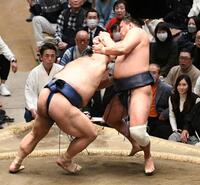高安（左）をとったりで下し、３敗を守った豊昇龍（撮影・佐藤厚）