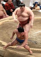藤ノ川（手前）を送り出しで破り、２敗を守った熱海富士（撮影・佐藤厚）