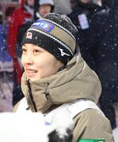 取材に応じる丸山希