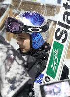 テレビのインタビューを受ける高梨沙羅