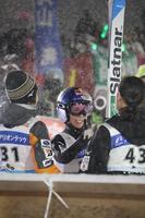 ジャンプ後、チームメートとハイタッチする高梨沙羅