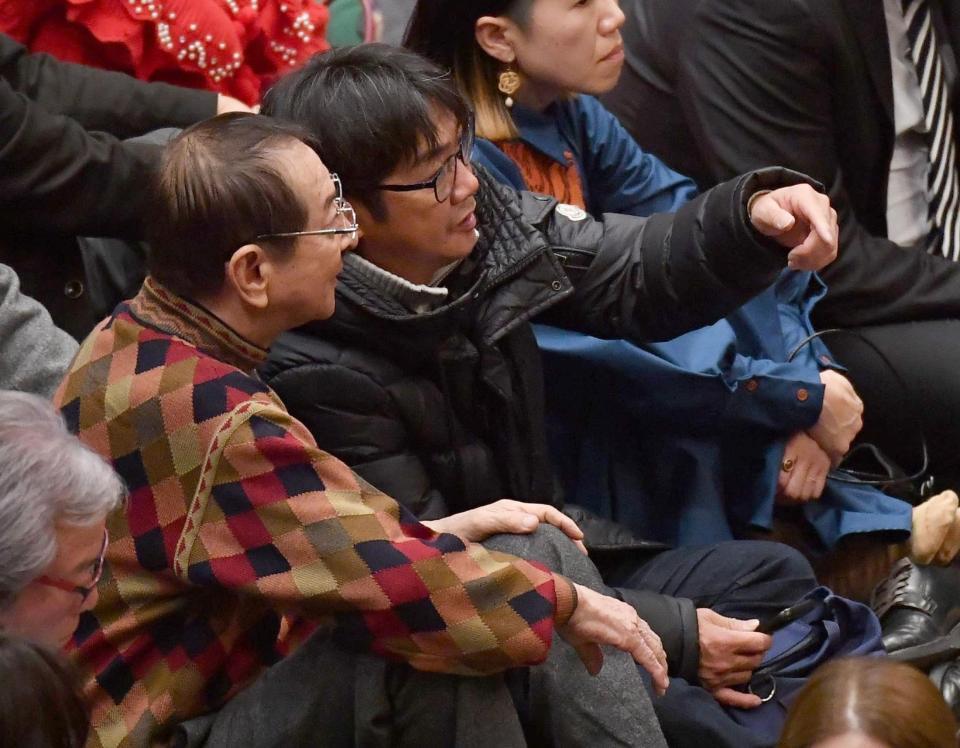 大相撲観戦する小島太元調教師（手前）と田中勝春調教師＝両国国技館（撮影・開出牧）