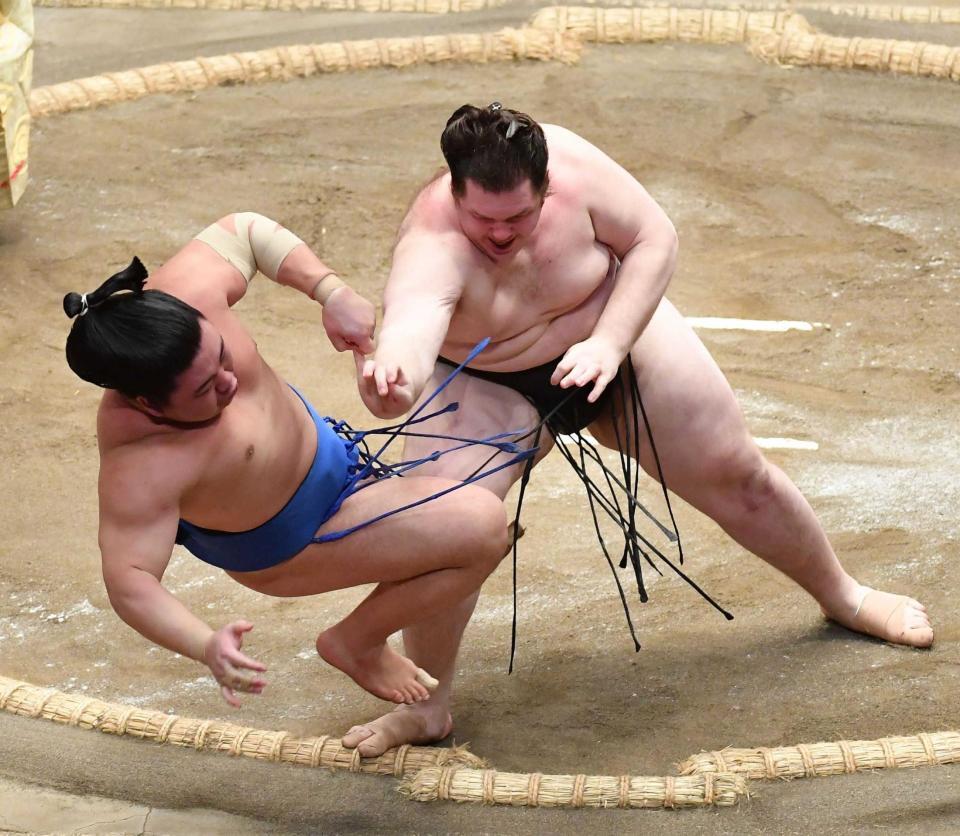 藤ノ川（左）を押し倒しで破った獅司（撮影・開出牧）