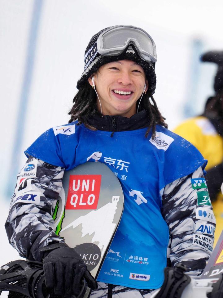 　スノーボードＷ杯ハーフパイプ開幕戦で優勝し、笑顔の平野歩夢＝２５年１２月（共同）