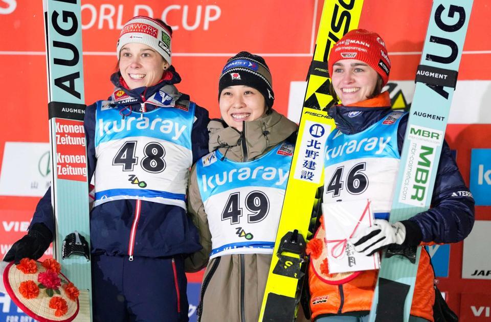 　優勝し、表彰台で写真に納まる丸山希（中央）