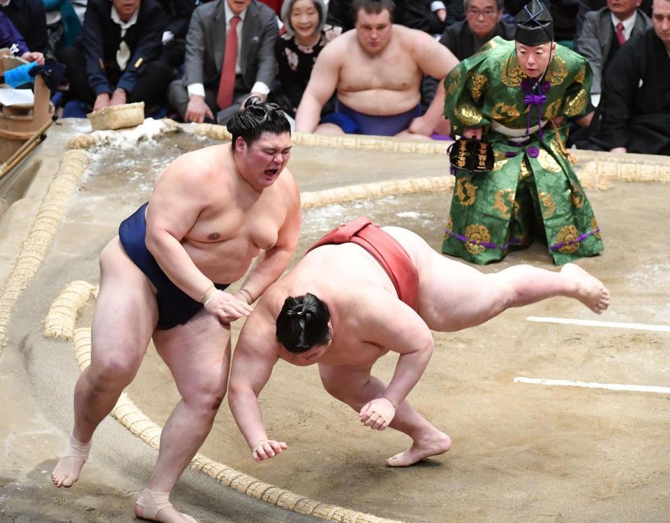 　大の里（左）を押し出しで破った熱海富士（撮影・開出牧）